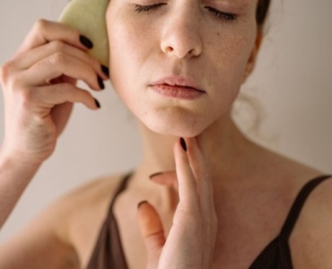 Pelle spenta e stanca? 10 rimedi semplici per ritrovare subito luminosità