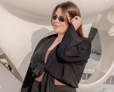 Gonne che valorizzano le curve: guida di stile per sentirti al top