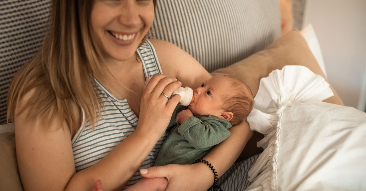 La routine delle poppate del neonato: orari, segnali di fame e consigli pratici per genitori sereni