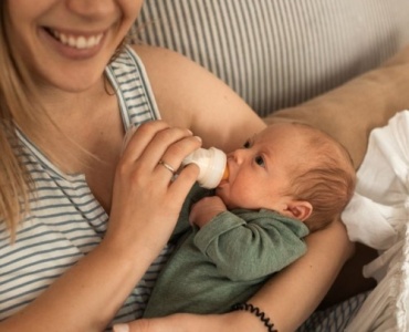 La routine delle poppate del neonato: orari, segnali di fame e consigli pratici per genitori sereni