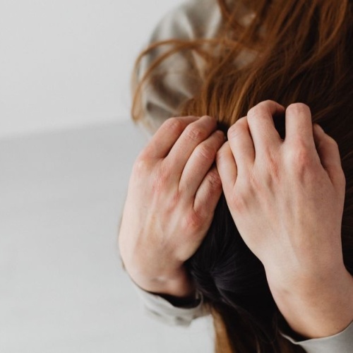 Quando la mente parla alla pelle: come lo stress può influenzare la psoriasi (e cosa puoi fare)