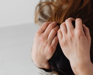 Quando la mente parla alla pelle: come lo stress può influenzare la psoriasi (e cosa puoi fare)