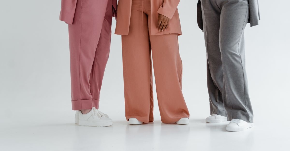 Quali scarpe abbinare ai pantaloni larghi: idee di stile per ogni occasione