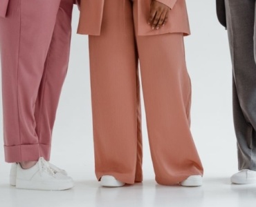 Quali scarpe abbinare ai pantaloni larghi: idee di stile per ogni occasione