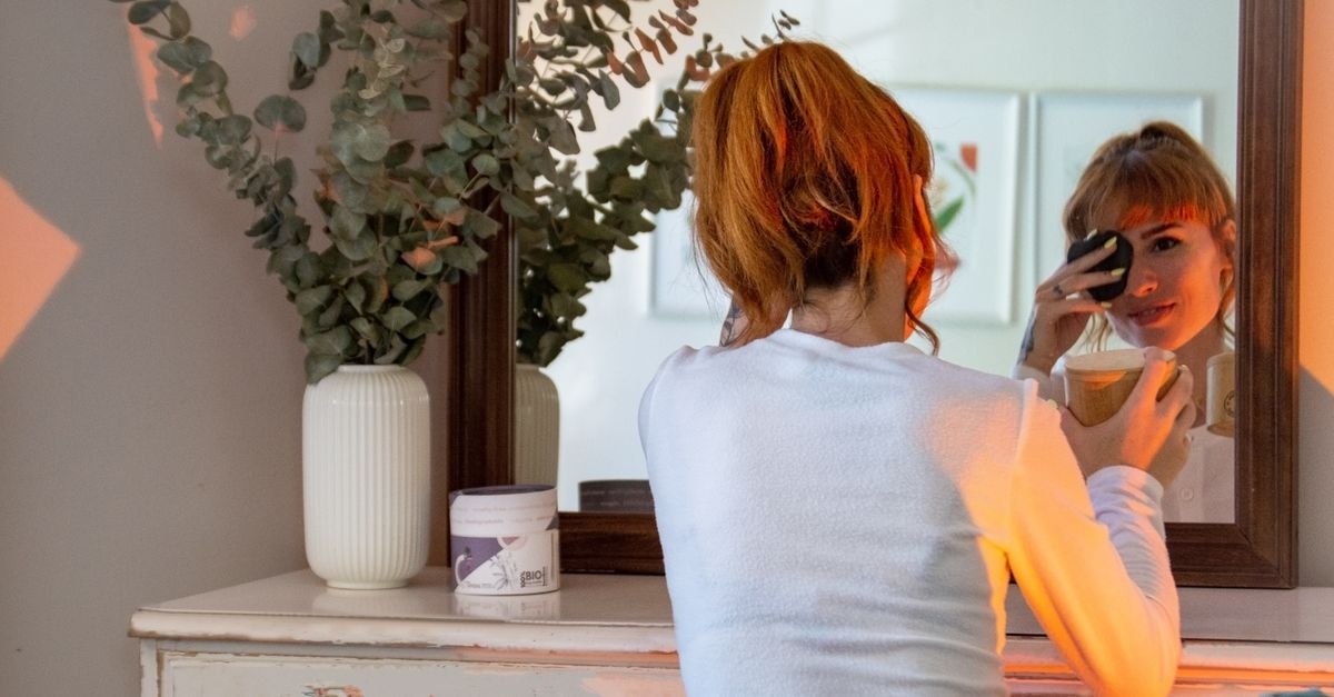 Struccarsi con delicatezza: i segreti per rimuovere il trucco senza irritare la pelle