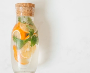 Acqua Aromatizzata Fatta in Casa: Idee Fresche e Gustose per Bere di Più Ogni Giorno