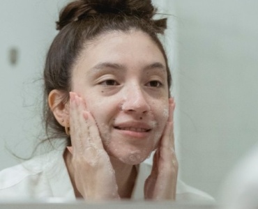 La routine che cambia la pelle: perché la detersione in due step illumina il viso