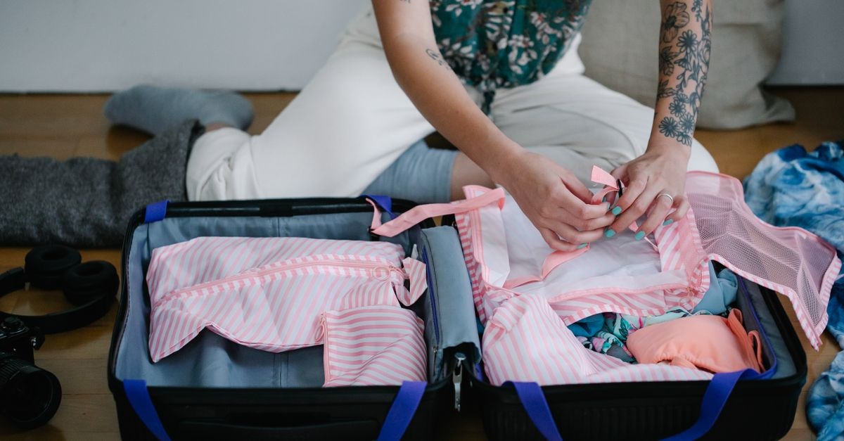 Eleganza in viaggio: i vestiti perfetti da mettere in valigia senza stropicciarli