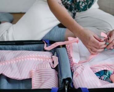 Eleganza in viaggio: i vestiti perfetti da mettere in valigia senza stropicciarli