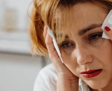 Quando l’Ansia Incontra la Menopausa: Strategie Naturali e Quotidiane per Ritrovare Serenità