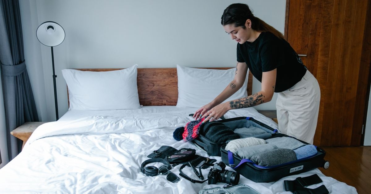La Valigia Capsule da Donna: Come Viaggiare Leggera Senza Rinunciare allo Stile