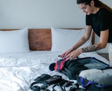 La Valigia Capsule da Donna: Come Viaggiare Leggera Senza Rinunciare allo Stile