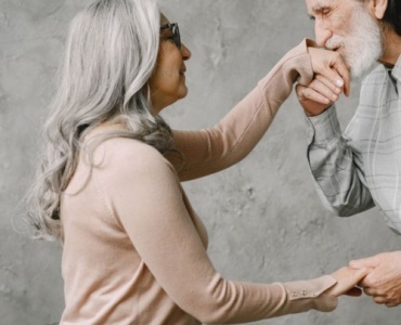 Scintille Invisibili: Come Nasce l’Attrazione tra Due Persone