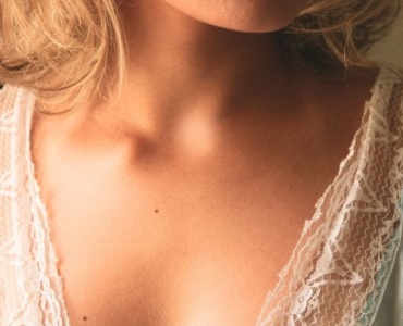 Scollature che esaltano ogni silhouette: guida alle linee che valorizzano davvero