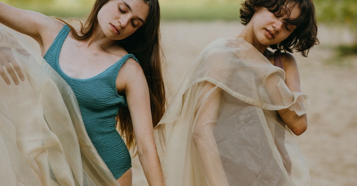 Estate Fresca e Leggera: i Tessuti che Lasciano Respirare la Pelle