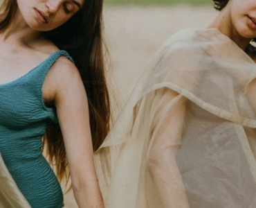 Estate Fresca e Leggera: i Tessuti che Lasciano Respirare la Pelle
